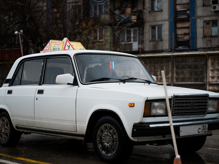 В Астраханской области местный житель помогал начинающим автомобилистам получать права за деньги