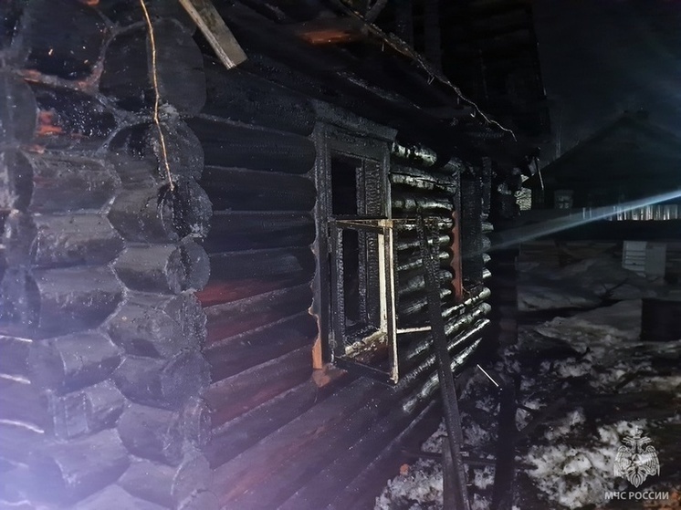 Частный дом загорелся в Вологде на Долгом переулке