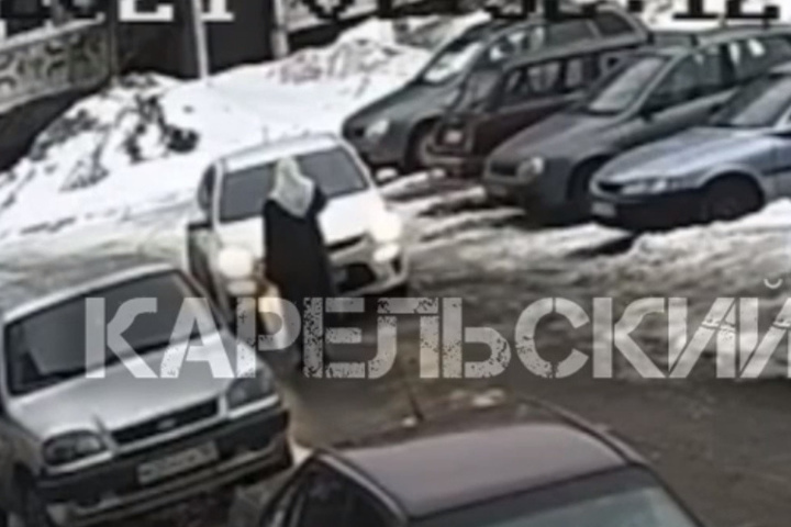 два водителя. агрессивный водитель. мужчина и женщина в машине. кричали в дорогу. неадекватный водитель.