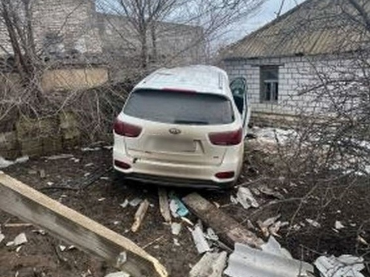 Под Волгоградом водитель съехал с дороги в забор и погиб на месте