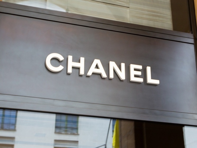 «Коммерсантъ»: модный дом Chanel решил полностью свернуть свой бизнес на территории России
