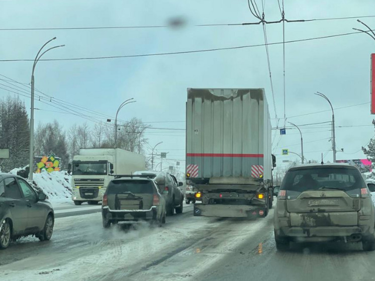 Заторы из-за фур стали причиной введения дорожных ограничений в Кемерове