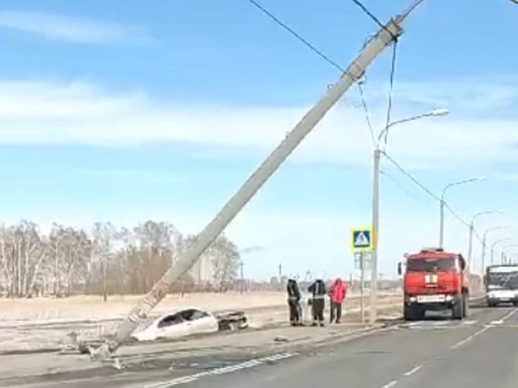 В пригороде Барнаула легковушка влетела в столб около автобусной остановки