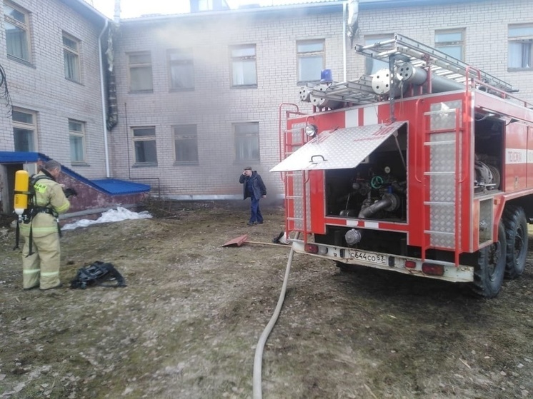 Горящий диван в подвале Маревской ЦРБ заставил эвакуироваться 35 человек