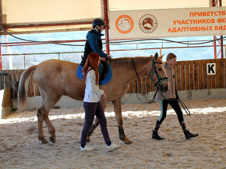 Дети с нарушениями здоровья приняли участие в сочинском семейном фестивале по конному спорту
