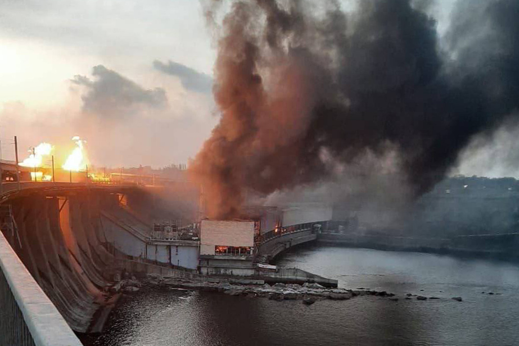 Появились кадры последствий ударов по ДнепроГЭС: пожар и руины