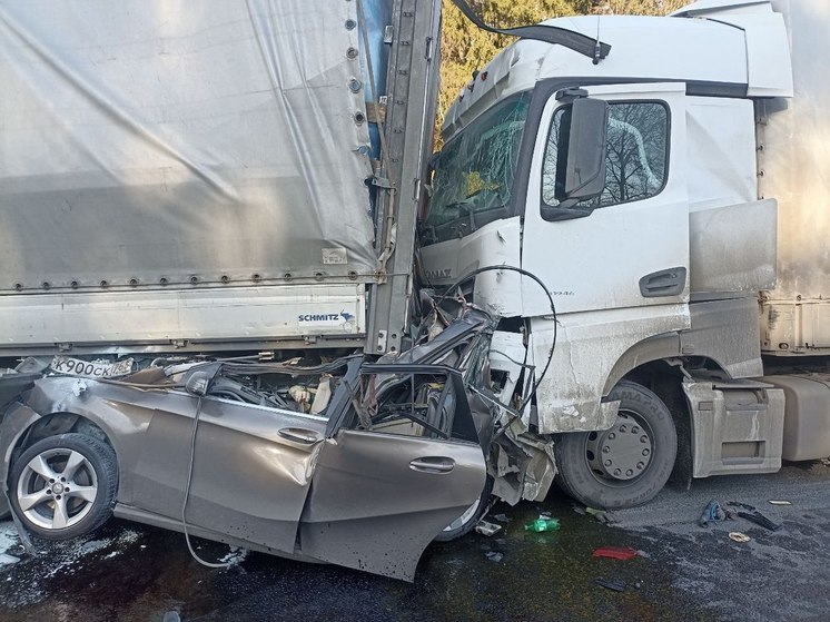 Несущийся «Камаз» убил водителя Mercedes и смял 7 автомобилей в Калужской области