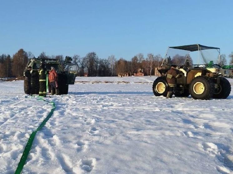 Болотоход вытащили из полыньи подмосковные спасатели