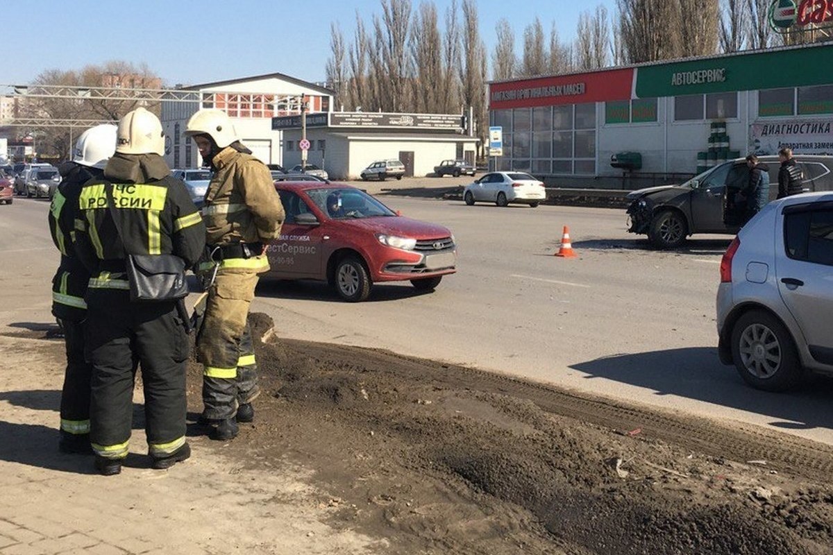 На улице Антонова-Овсеенко в Воронеже машина МЧС с сигнализацией попала в  ДТП - МК Воронеж