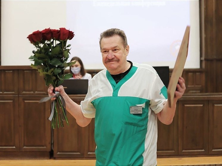 Врача, который первый начал проводить устанавливать кардиостимуляторы в Псковской области, проводили на пенсию
