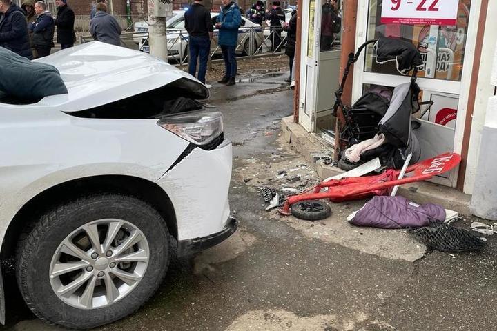 В Костроме задержан водитель, сбивший вчера на тротуаре женщину с ребенком