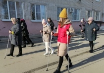 Медик-волонтер Миля Гарипова стала гостем группы пациентов старшего возраста и помогла советами познать всю пользу для организма скандинавской ходьбы