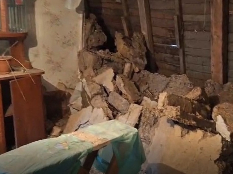 В Батайске рухнувшая часть жилого дома едва не раздавила женщину