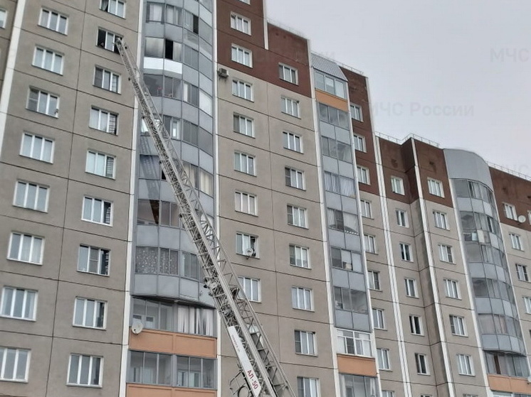 Из горящей квартиры в Буграх спасли четыре человека