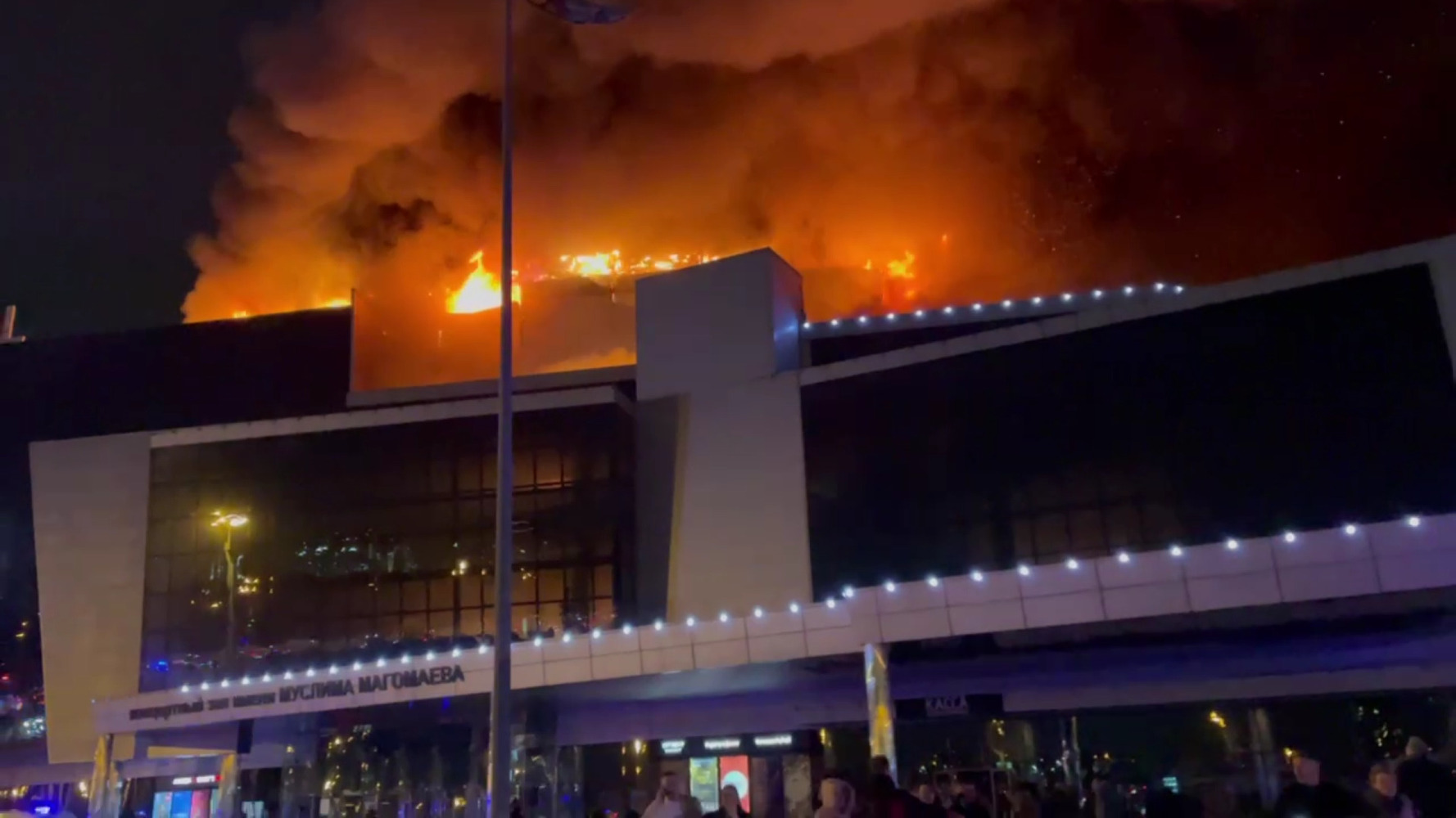 Теракт в "Крокусе": загорелась крыша, люди в панике, работают спецслужбы