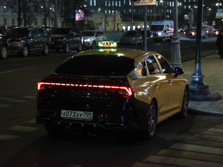 Поездки в такси в Москве подорожали в 2,5 раза после теракта в "Крокусе"