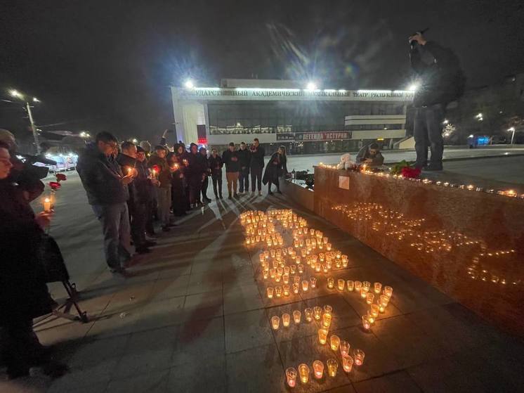 В Симферополе на митинге зажгли свечи в память о жертвах теракта в "Крокусе"