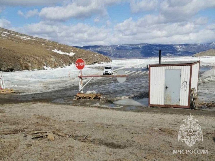 Переправу на Ольхон закрывают 23 марта из-за неудовлетворительного состояния льда