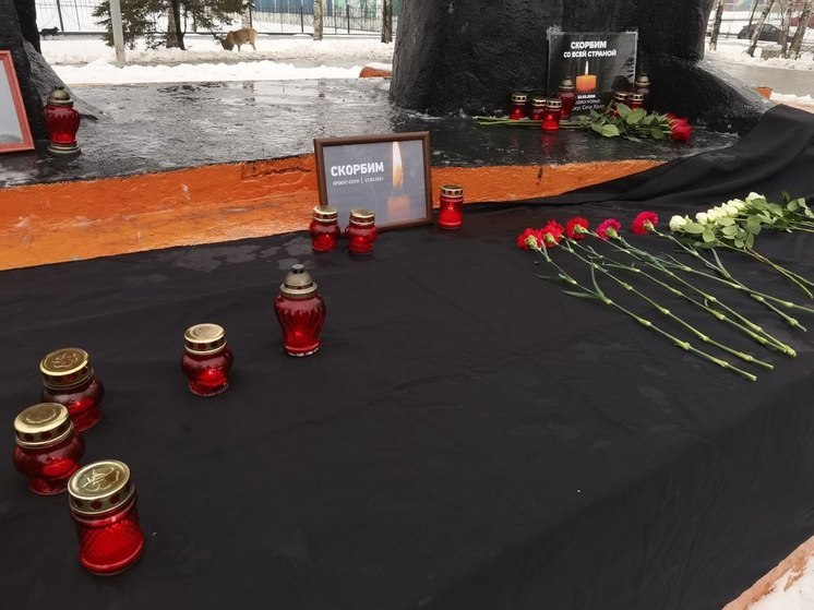 Жители Приморья несут цветы в память о трагедии в Крокусе