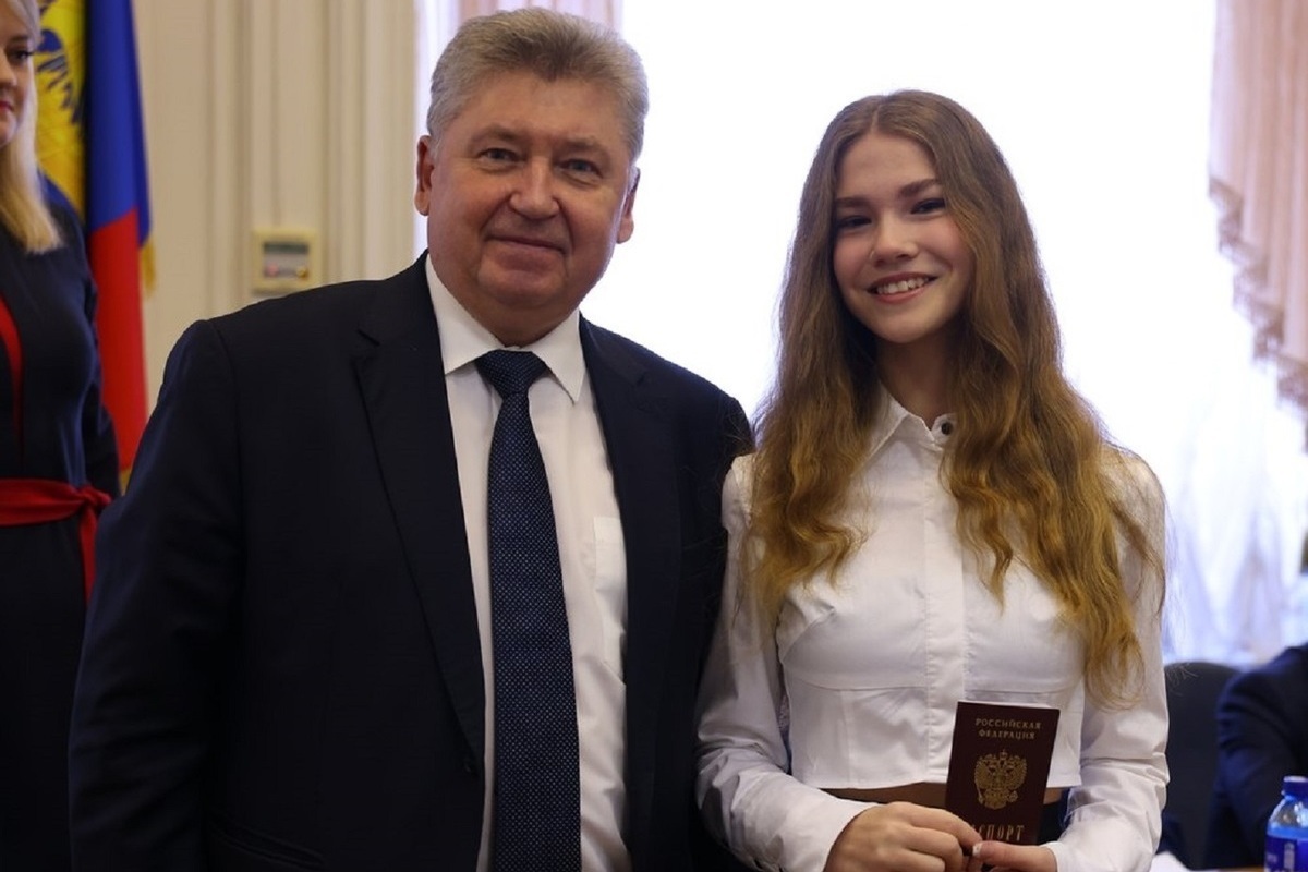 Председатель областной Думы вручил первые паспорта пяти костромским школьникам