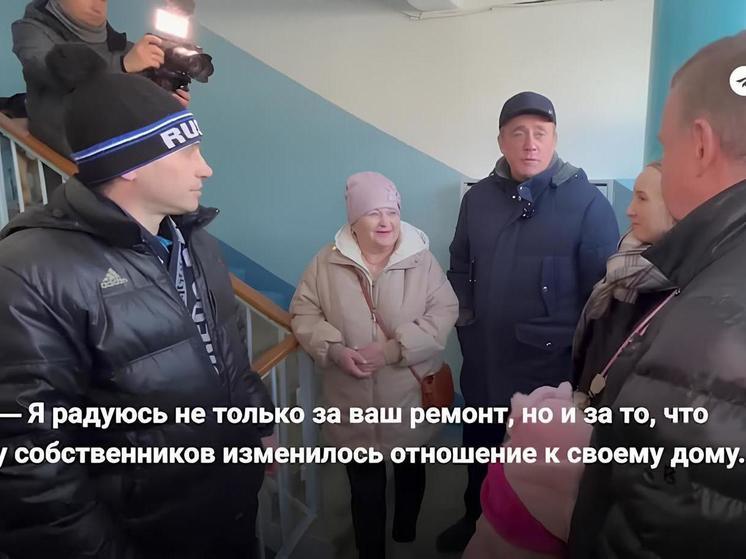 Валерий Лимаренко проверил ремонт подъезда дома по улице Украинской