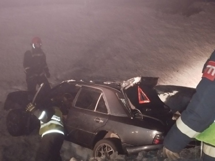 Спасатели вызволяли авто из кювета в Медвежьегорском районе ночью