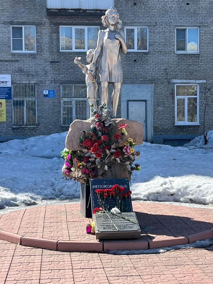 Беда сплачивает, а зло будет наказано: жители Алтайского края несут цветы и игрушки в память погибших в «Крокусе»