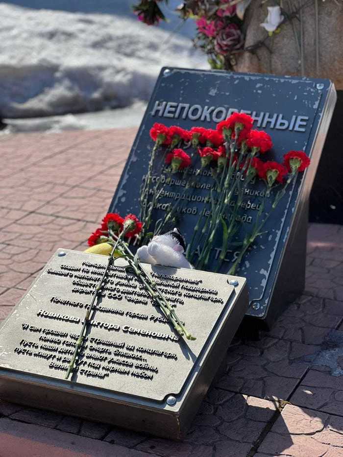Беда сплачивает, а зло будет наказано: жители Алтайского края несут цветы и игрушки в память погибших в «Крокусе»