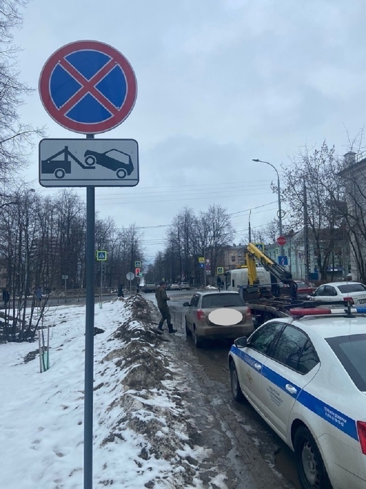 Машины, владельцы которых не видят знаки, эвакуируют в Петрозаводске