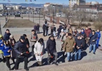 К мемориалу «Черный тюльпан» в Улан-Удэ со всех сторон идут люди