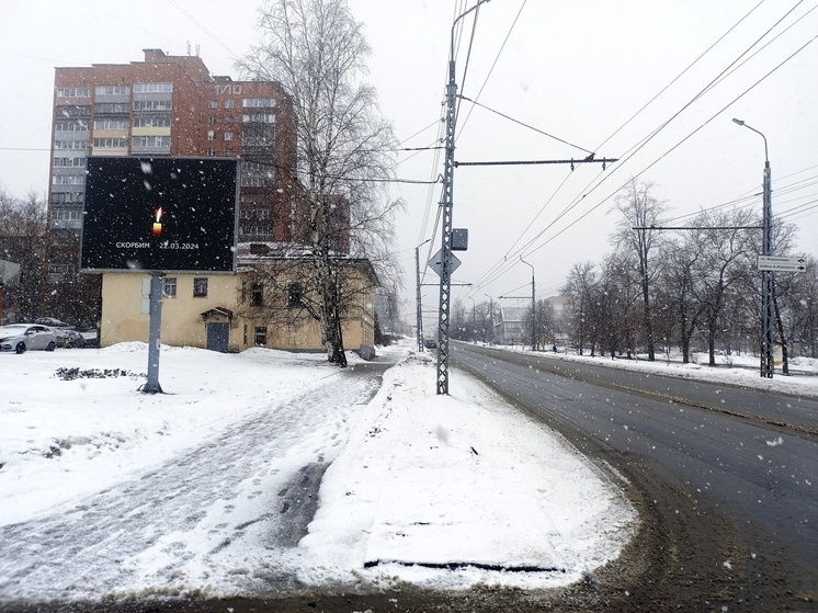 Фотофакт: свечи скорби появились на всех городских экранах Петрозаводска