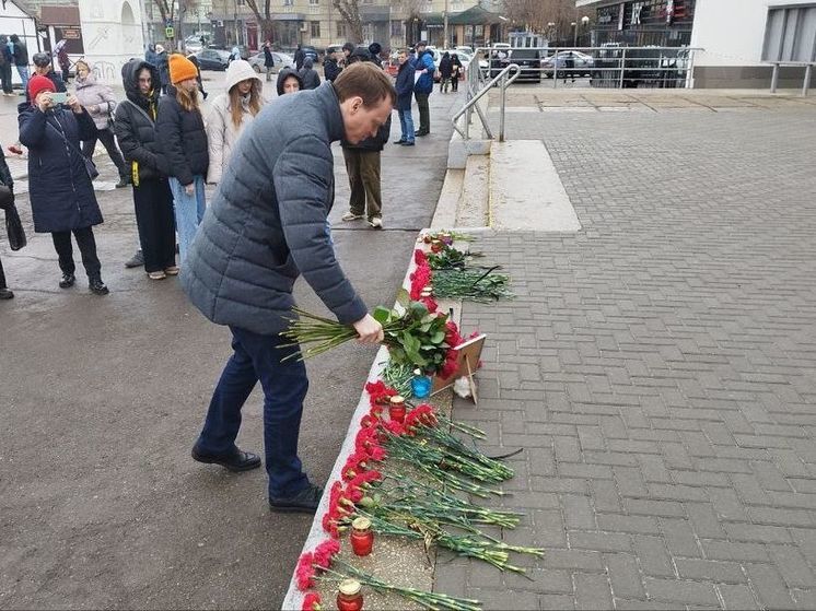 Павел Малков возложил цветы к мемориалу памяти жертв теракта в «Крокусе»