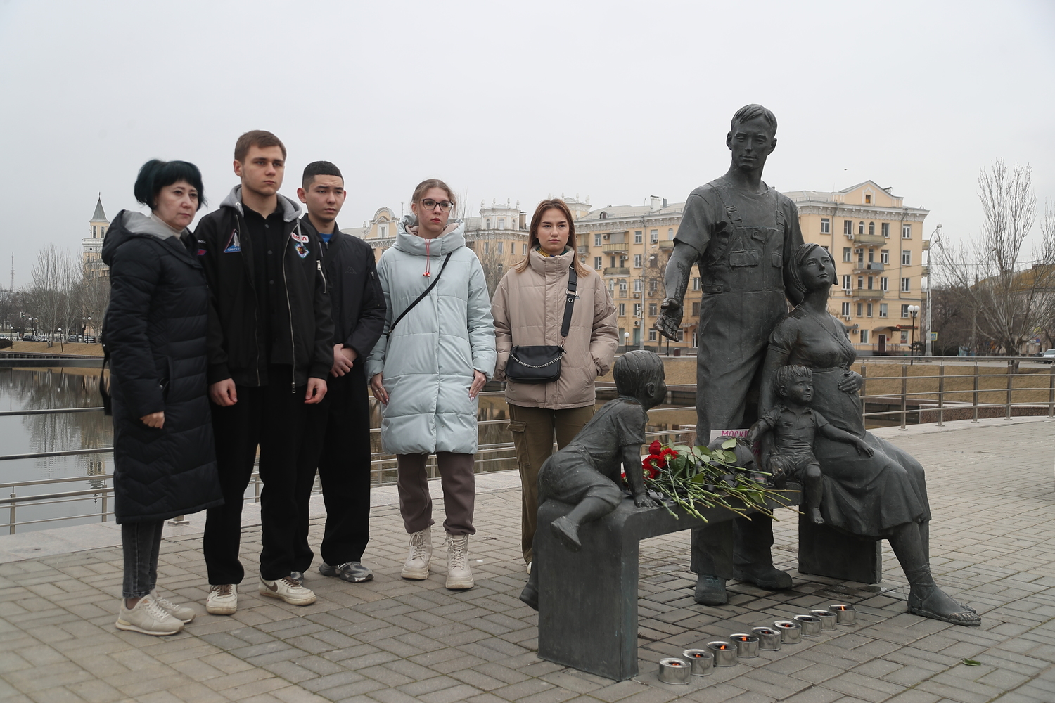 Астраханцы несут цветы и зажигают свечи в память о жертвах теракта в  «Крокус Сити Холл»: кадры траурного мероприятия