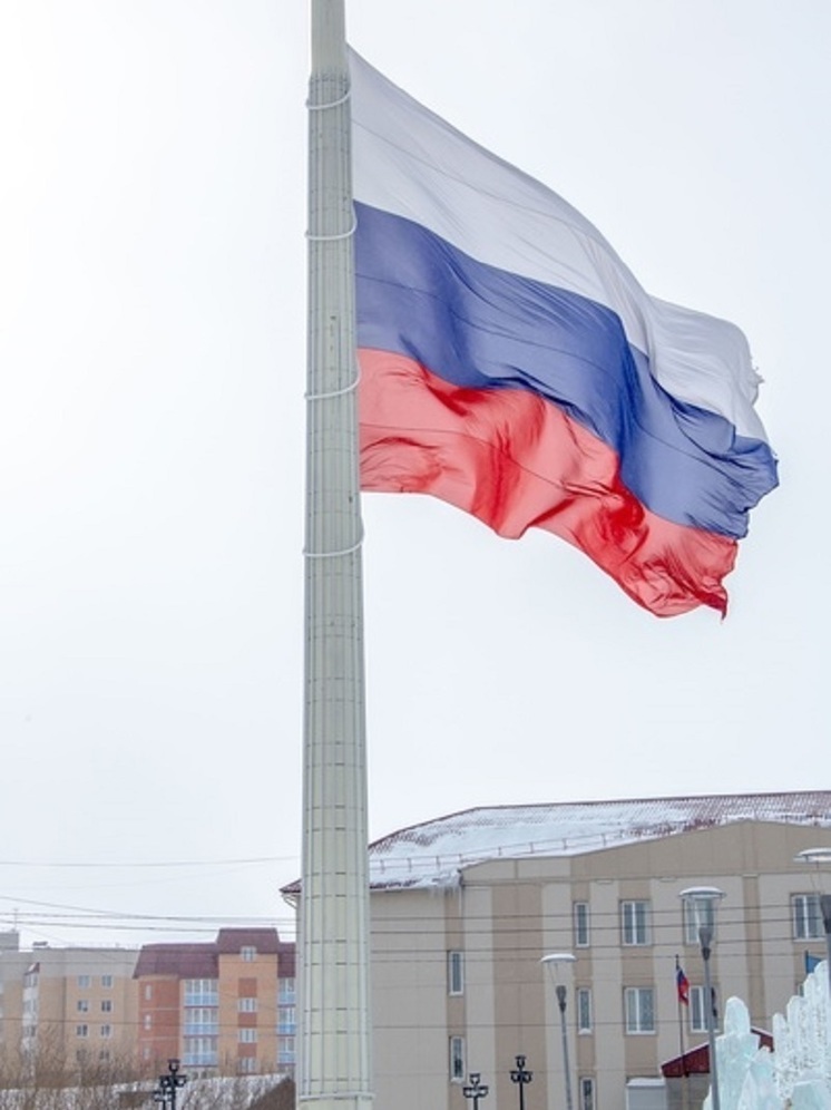 В Салехарде приспустили флаг РФ в знак скорби по погибшим во время теракта в Красногорске
