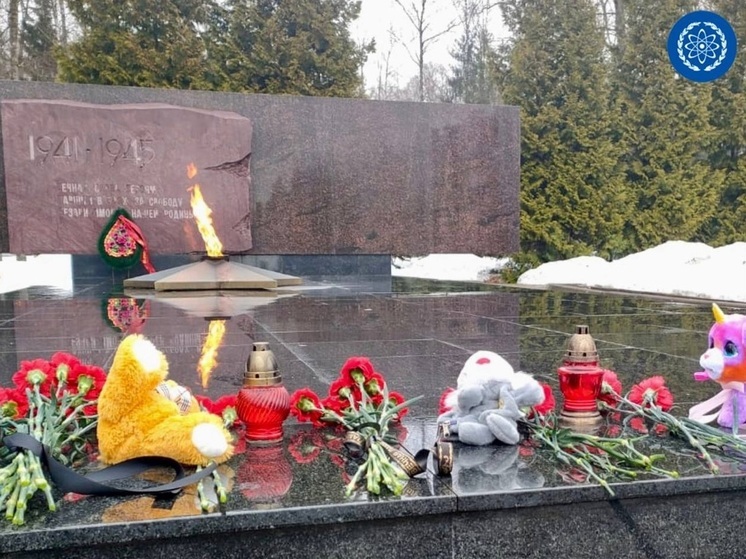 Жители Обнинска несут цветы к мемориалу Вечный огонь в память о жертвах теракта