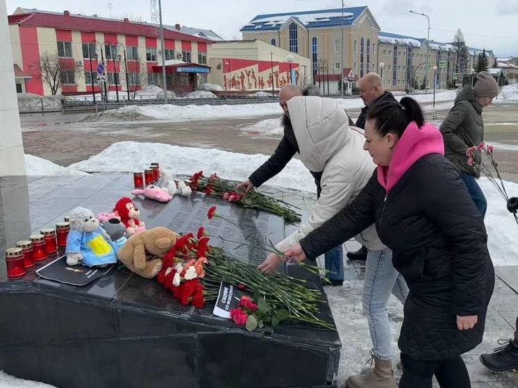 В муниципалитетах Югре прошли акции памяти о жертвах теракта в подмосковном «Крокус Сити Холл»