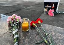 На площади Ленина в Чите 23 марта появился стихийный мемориал памяти погибшим во время теракта в подмосковном «Крокус Сити Холе»