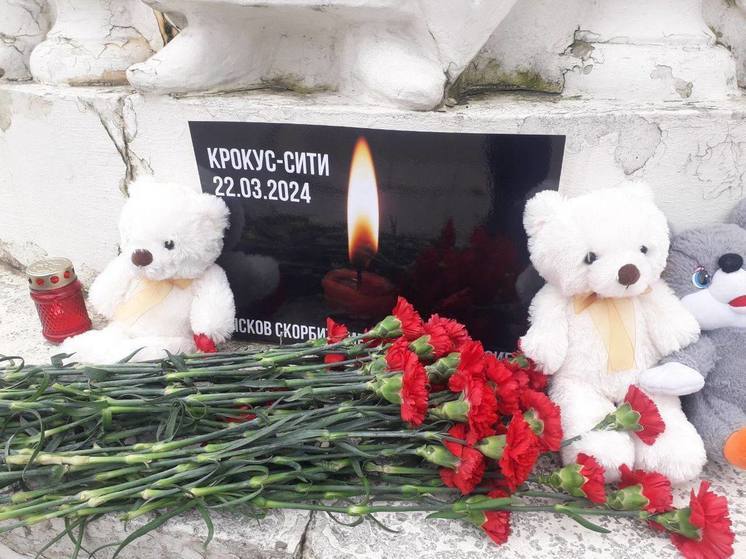 Псковичи организовали стихийный мемориал в память о жертвах теракта