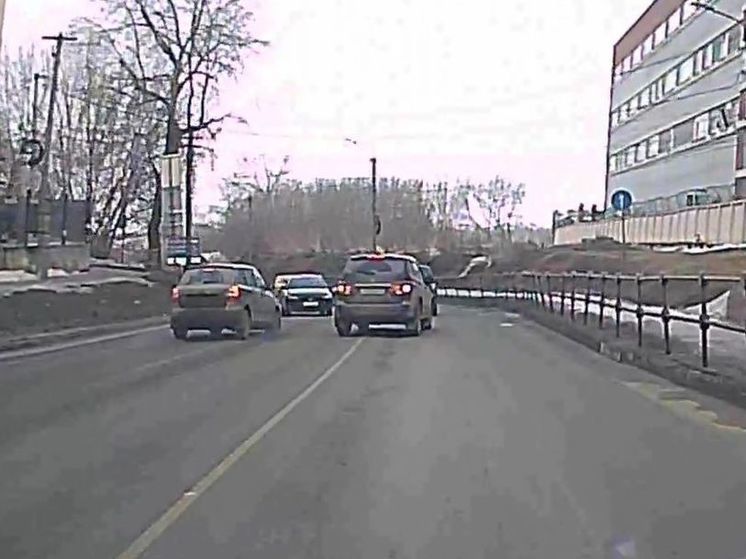 На улице Каширина в Рязани водитель Skoda едва не спровоцировал серьёзное ДТП