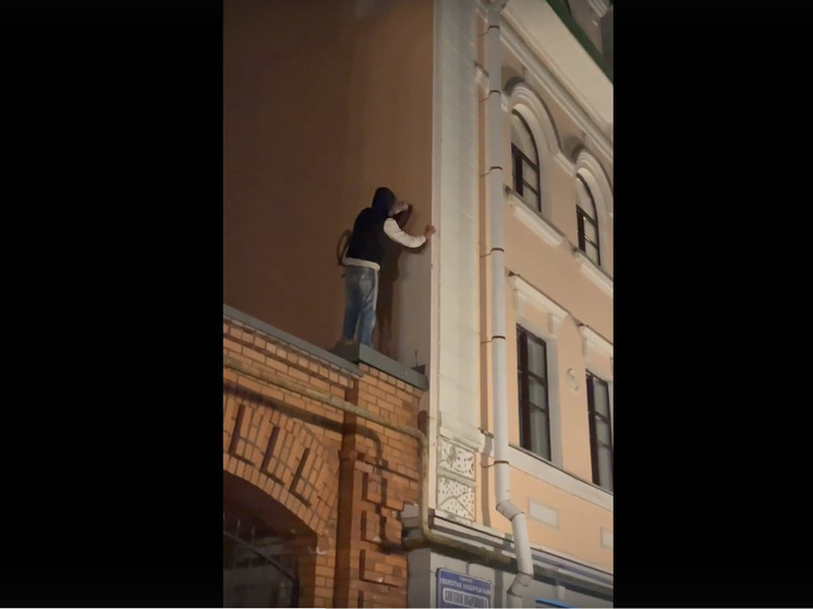 Вандал оставил надпись на фасаде дома на Золотой набережной в Пскове