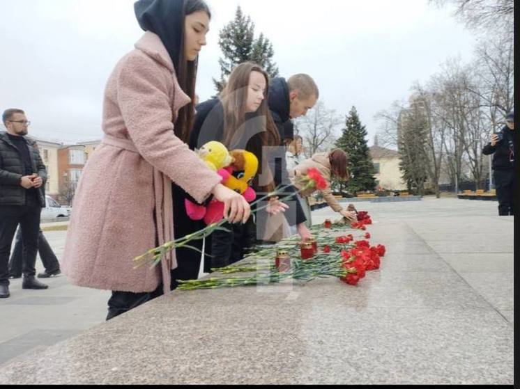 Луганчане присоединились к соболезнованиям семьям погибших в Крокус Сити Холле