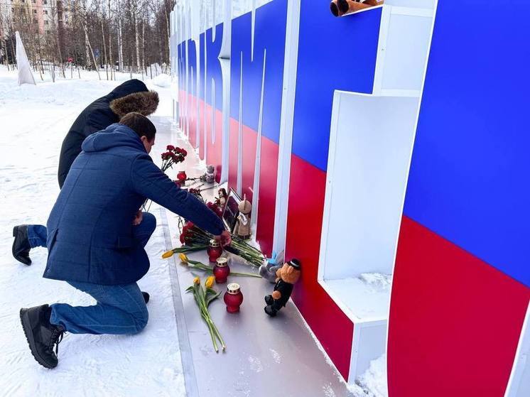 «Скорбим всей страной»: надымчане после теракта в Красногорске несут цветы к надписи «Мы вместе»