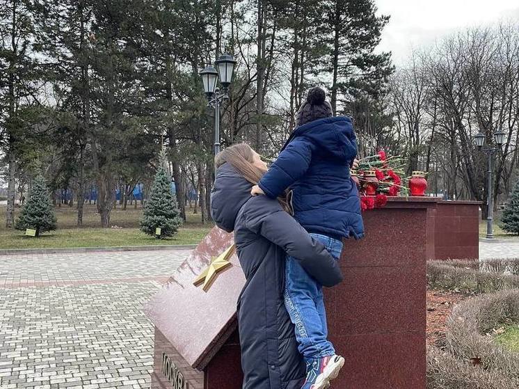В Парк Победы Пятигорска несут цветы в память о погибших в «Крокусе»