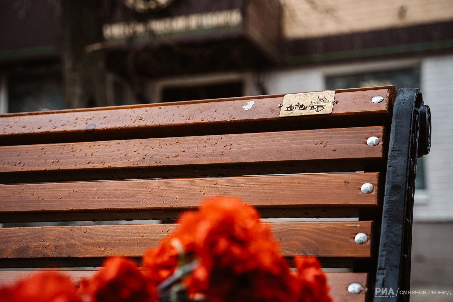Люди несут игрушки о цветы: в Твери появился стихийный мемориал в память о погибших в «Крокусе»