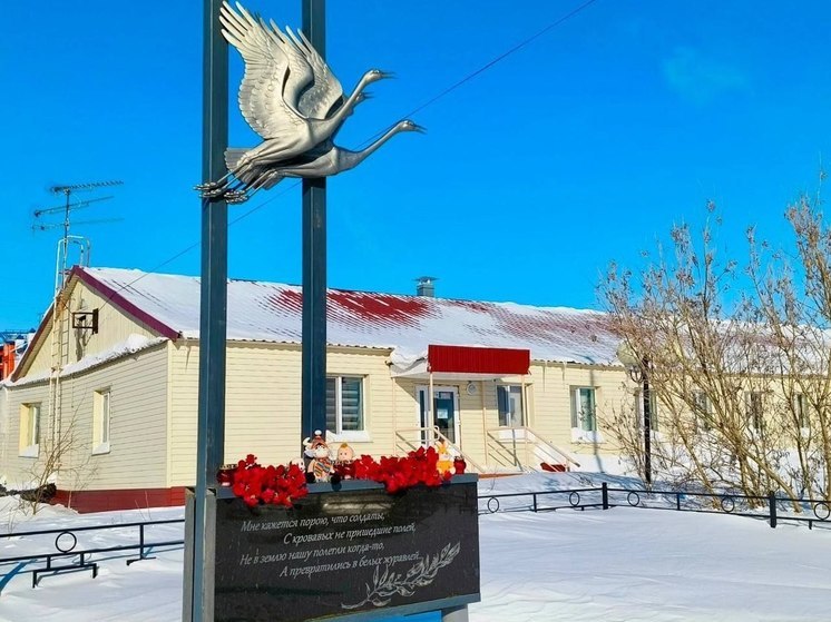 В Тазовском стихийный мемориал жертвам теракта в Подмосковье создали у «Журавлей»