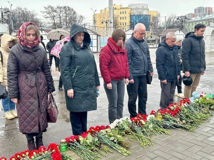 Студенты и сотрудники РГУ почтили память жертв теракта в «Крокусе»