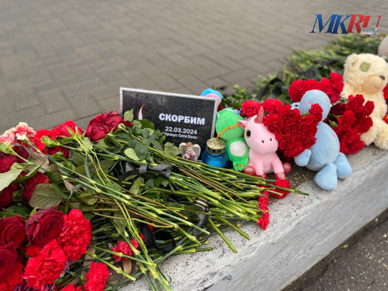 Плачут и молятся: Рязанцы массово несут цветы к стихийному мемориалу погибшим в «Крокус сити Холле»
