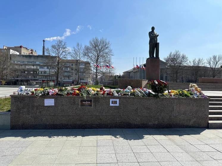 Представители Херсонской области в Крыму возложили цветы в память о погибших в теракте