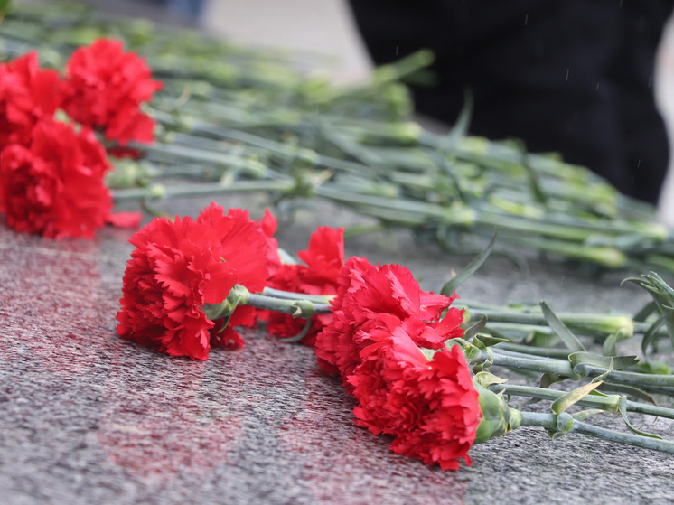 Жители Твери несут к мемориалу цветы в память о жертвах теракта в «Крокус Сити Холле»