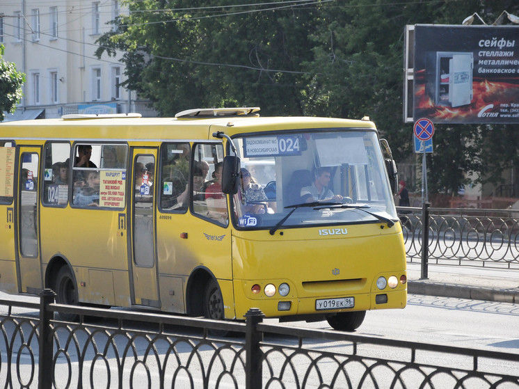 Полная пассажиров маршрутка снесла ограждение в Екатеринбурге